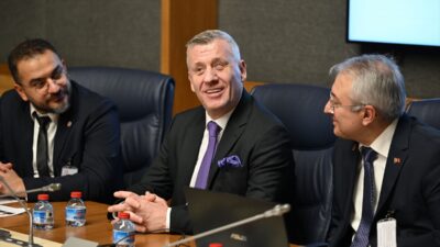 - Dünya Engelliler Birliği Kurucu Başkanı ve sanatçı Metin Şentürk:
-