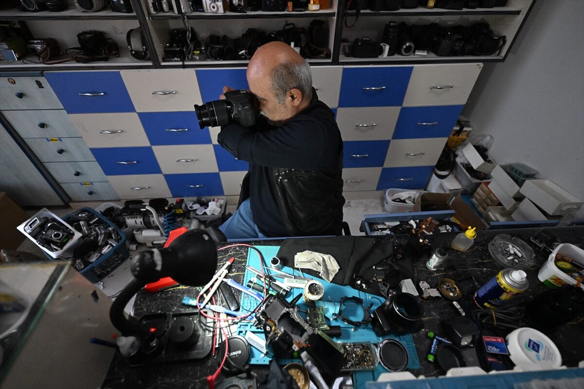 - Düzce'de yaşayan fotoğraf makinesi tamircisi Mehmet Akgün, 20 sene