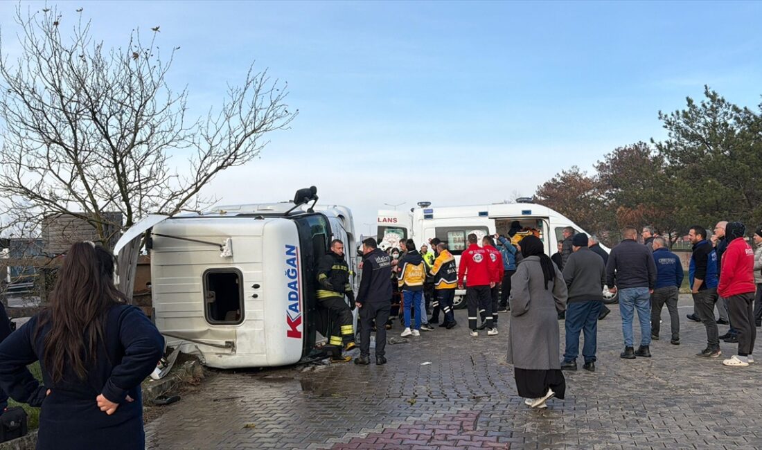 TEKİRDAĞ (AA) – Tekirdağ'ın Ergene ilçesinde tır ile panelvanın çarpıştığı