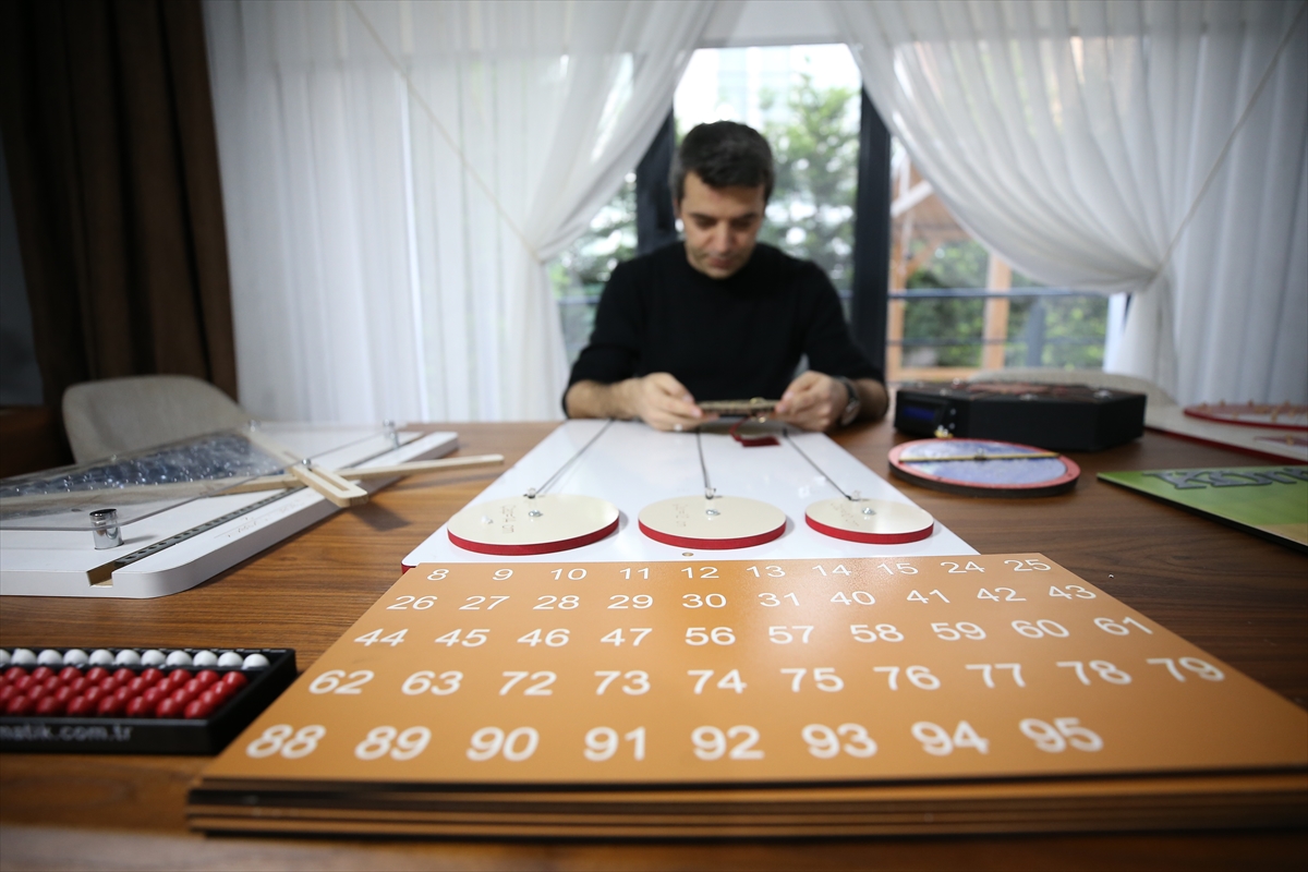 - Bursa'da öğrencilere matematiği somutlaştırarak sevdirmeyi amaçlayan 19 yıllık matematik