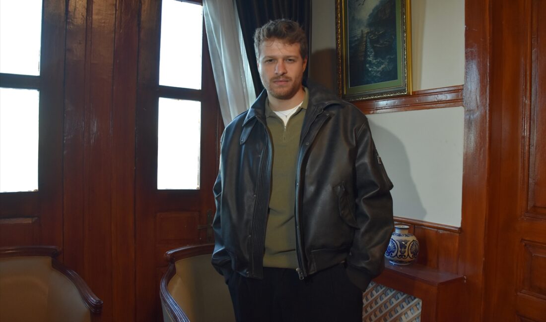 - Çağrı Bayrak'ın yönetmenliğini yaptığı, oyuncular Ulaş Tuna Astepe ile