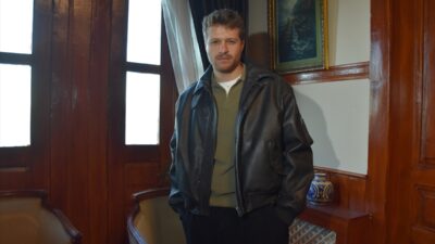 - Çağrı Bayrak'ın yönetmenliğini yaptığı, oyuncular Ulaş Tuna Astepe ile