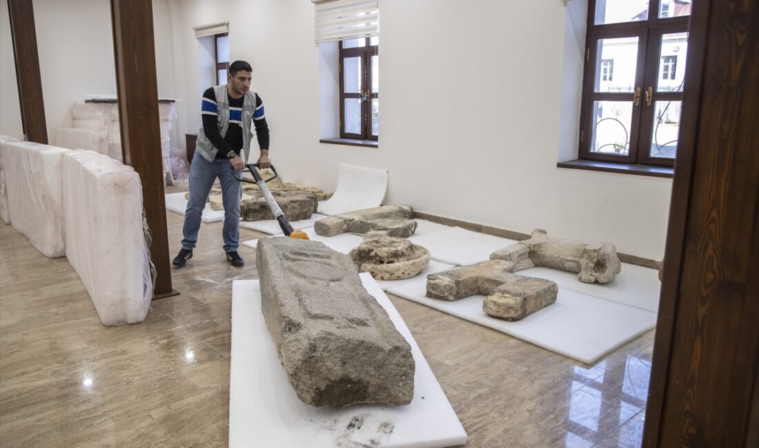 - Keban Baraj Gölü'nün çekilmesiyle Pertek Kalesi'nin doğu kısmında ortaya