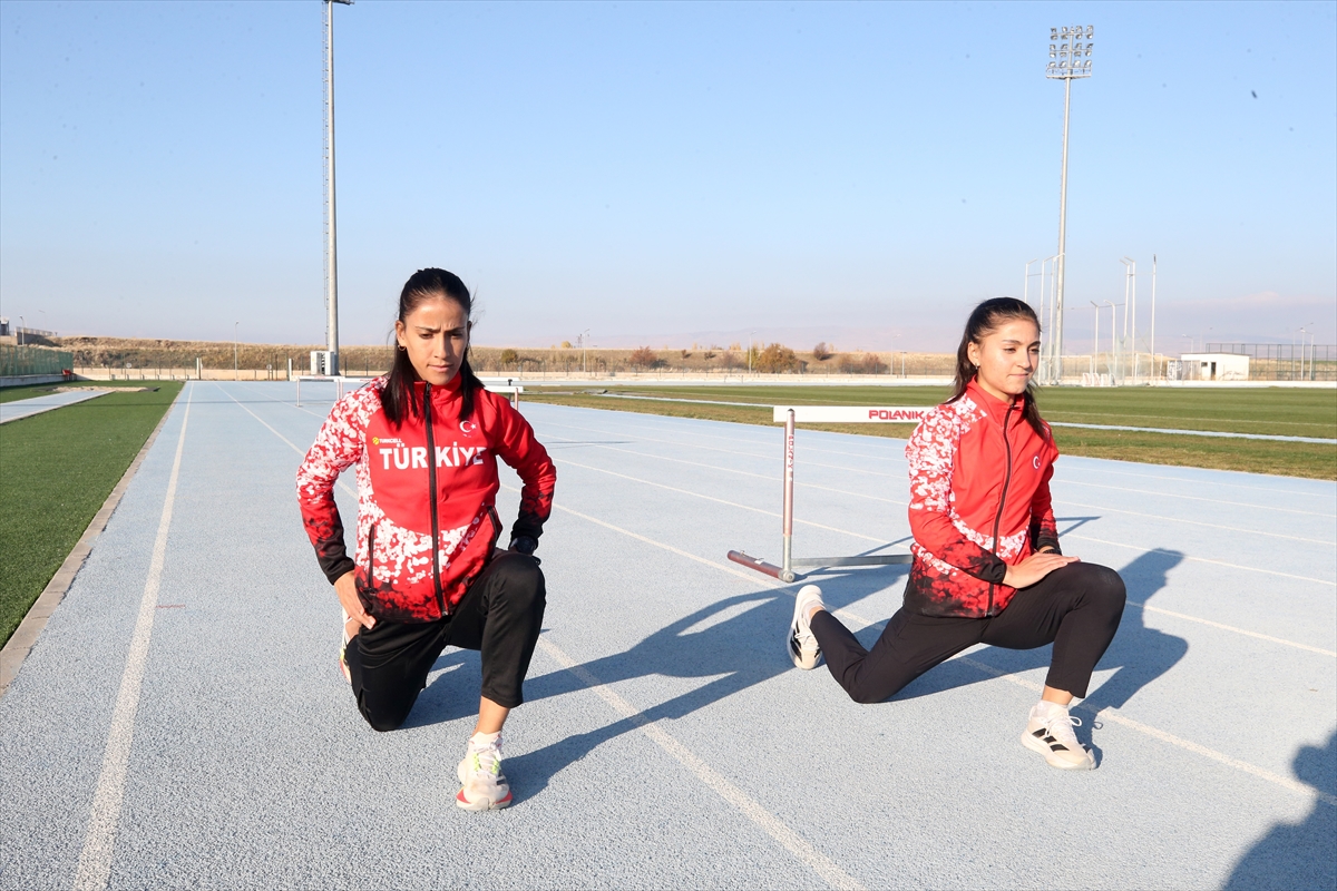 - Muş'ta yaşayan Derya Kunur ve Elif Akçiçek, günde çift