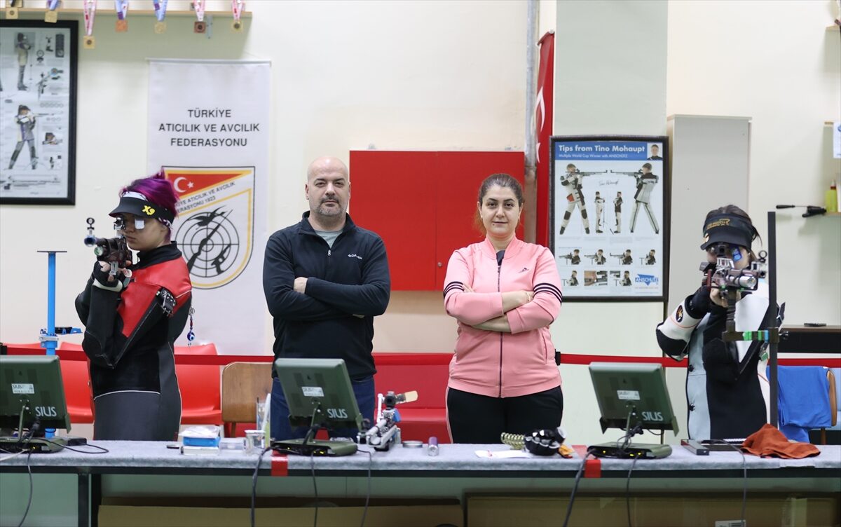 - Antrenör ve milli sporcu anne ve babası ile Türkiye