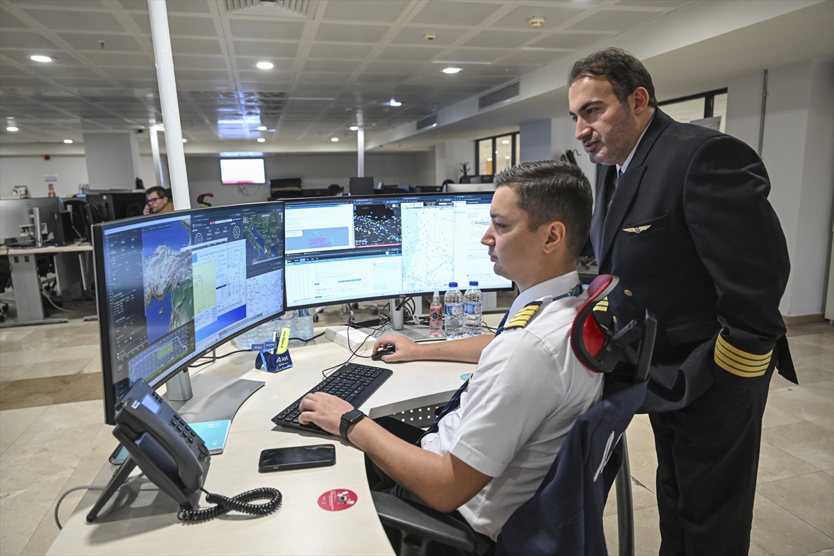 - Dispatcher Orhan Atmaca:
- "Bizler bir hava yolunun karargah merkeziyiz.