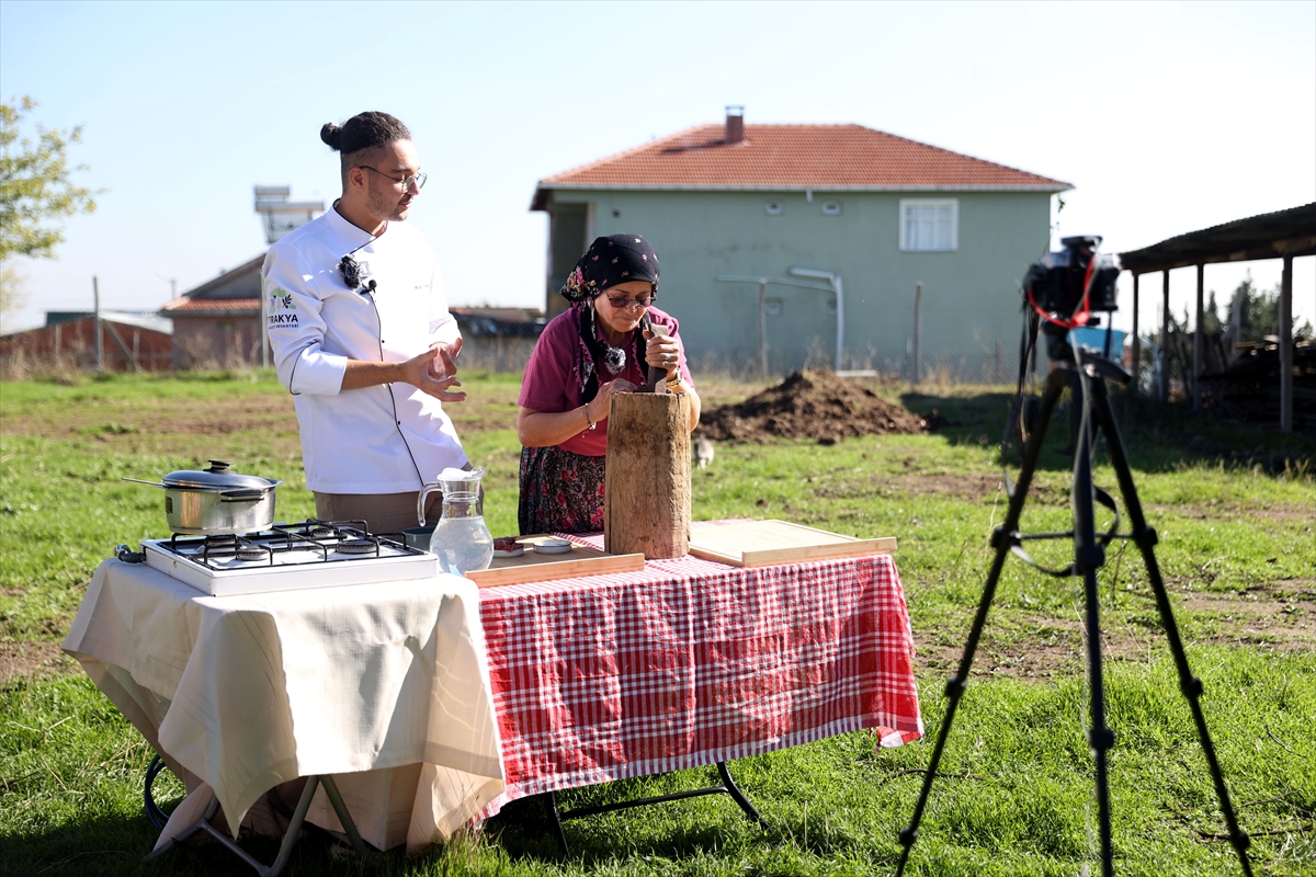- Köy köy gezerek yemeklerin yapılışını kaydeden Arda Kocabaş, çalışmasıyla