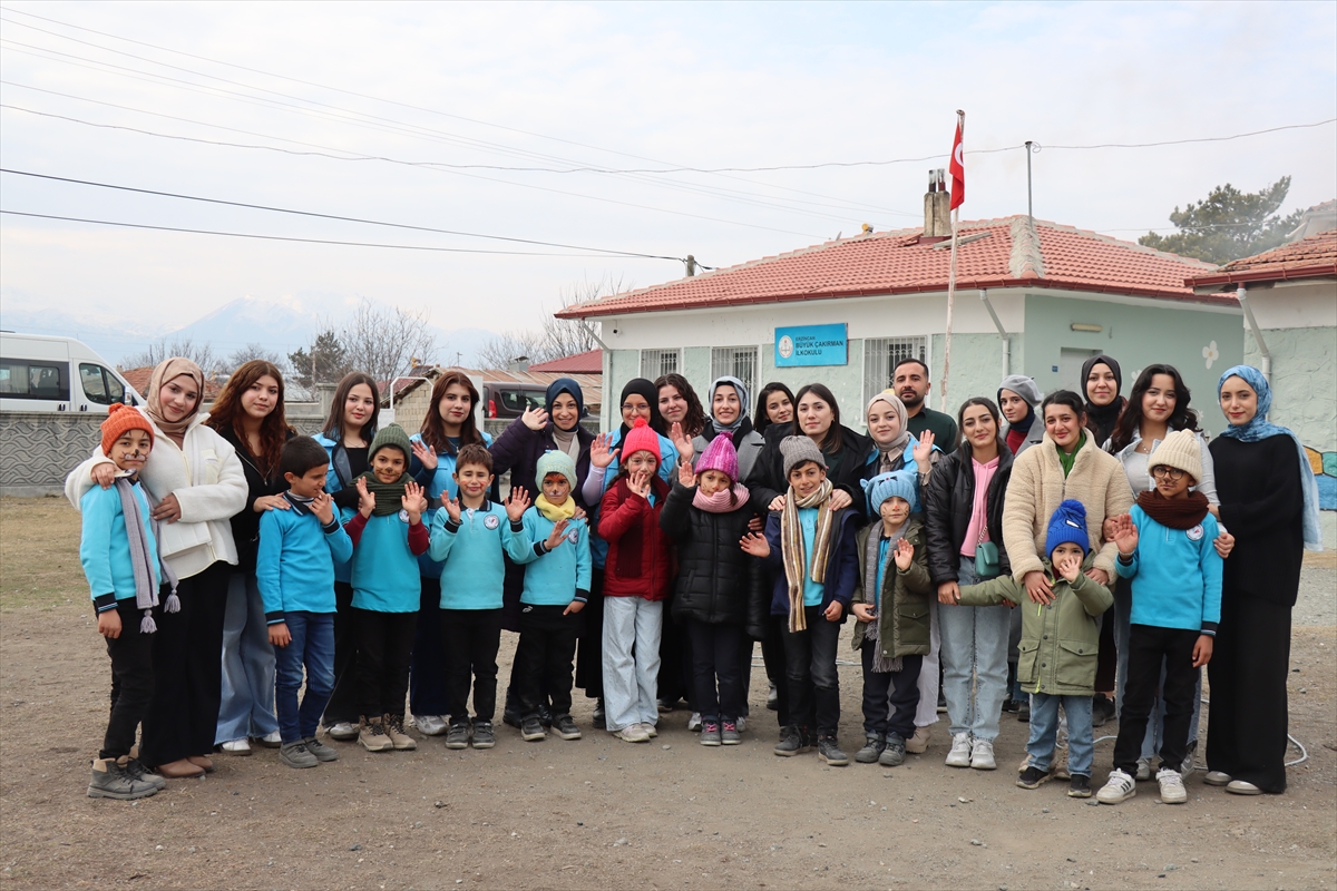 - Erzincan'da yurtta kalan üniversite öğrencileri, ördükleri el emeği atkı