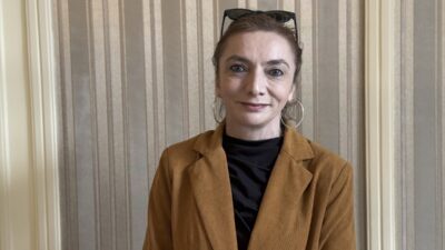 - Gazeteci ve yazar Ömür Sabuncuoğlu:
- "Kitapta, ünlü isimlerin annelerine