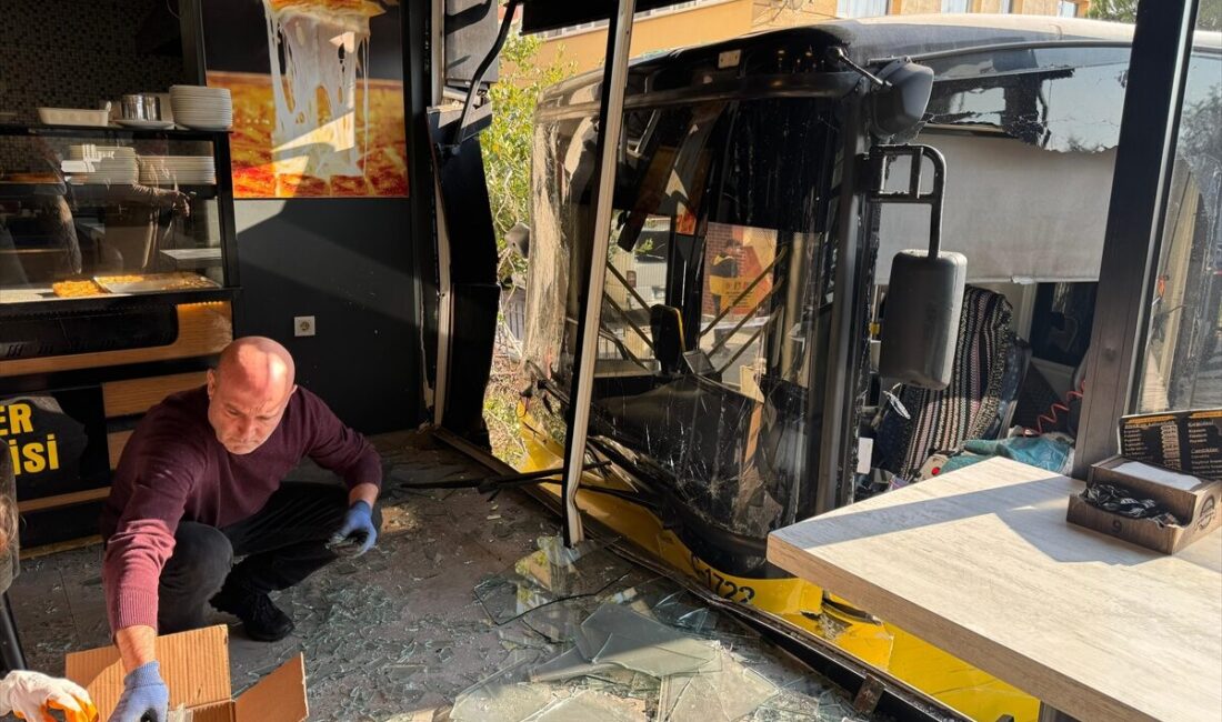 İSTANBUL (AA) – Üsküdar'da İETT otobüsünün bir iş yerine girmesi