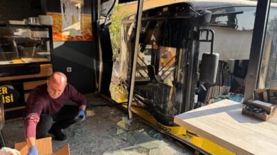 İSTANBUL (AA) – Üsküdar'da İETT otobüsünün bir iş yerine girmesi