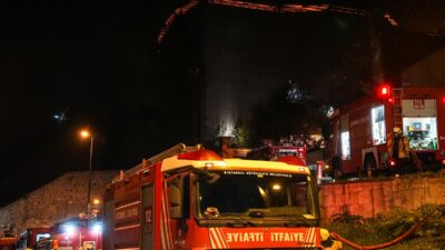 İSTANBUL (AA) – Üsküdar'da bir metruk binada çıkan yangına itfaiye
