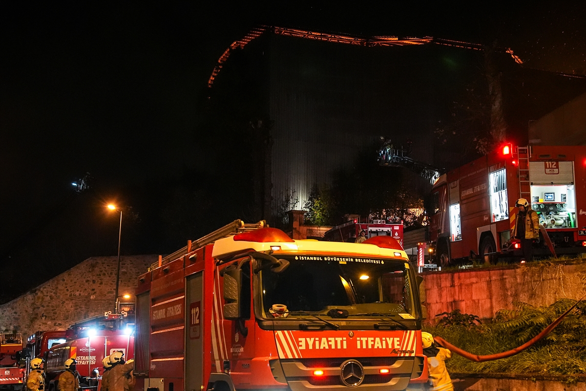 İSTANBUL (AA) – Üsküdar'da bir metruk binada çıkan yangına itfaiye