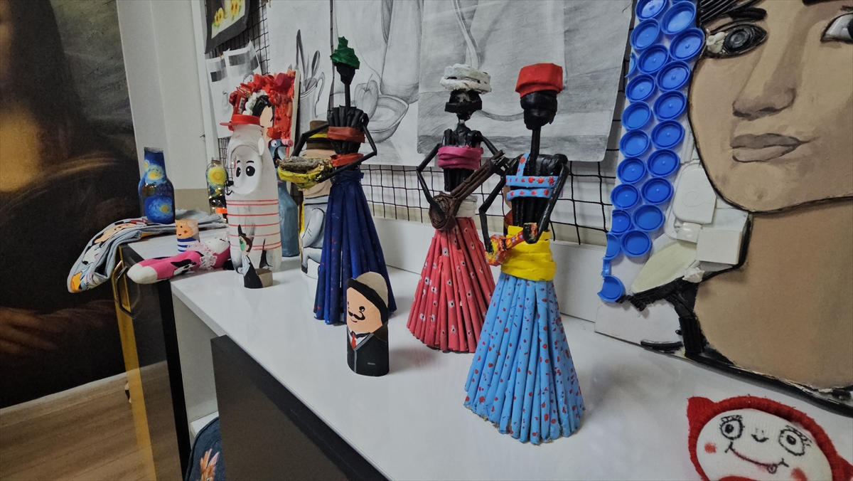 - Erzincan BİLSEM'de görsel sanatlar atölyesinde yürütülen çalışmalarda öğrenciler, pipet,