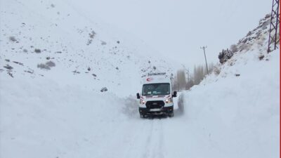 VAN (AA) – Van'da yolu kardan kapanan mahallelerde rahatsızlanan vatandaşlar,