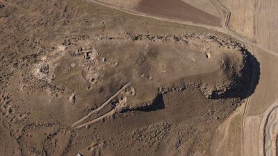 - Muradiye ilçesinde bulunan Urartular dönemine ait kale kalıntısında yapılan