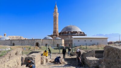 - Van YYÜ Sanat Tarihi Bölümü Öğretim Üyesi Prof. Dr.