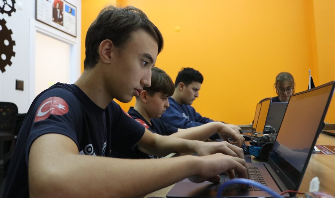 - İtalya'nın başkenti Roma'da düzenlenen Fibonacci Uluslararası Robot Olimpiyatları'na Yalova'dan