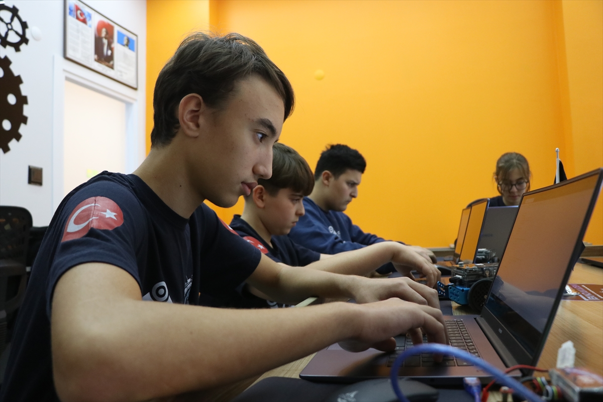 - İtalya'nın başkenti Roma'da düzenlenen Fibonacci Uluslararası Robot Olimpiyatları'na Yalova'dan