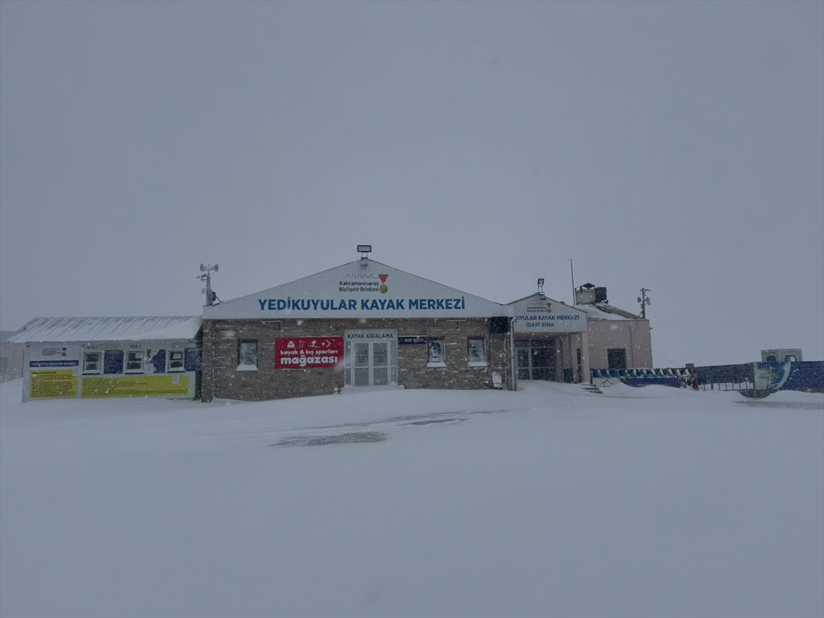 KAHRAMANMARAŞ (AA) – Kahramanmaraş'taki Yedikuyular Kayak Merkezi'nde kar kalınlığı 50