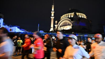 - 1500 sporcunun katıldığı Kapalı Çarşı Gece Koşusu yarışı, İstanbul'un