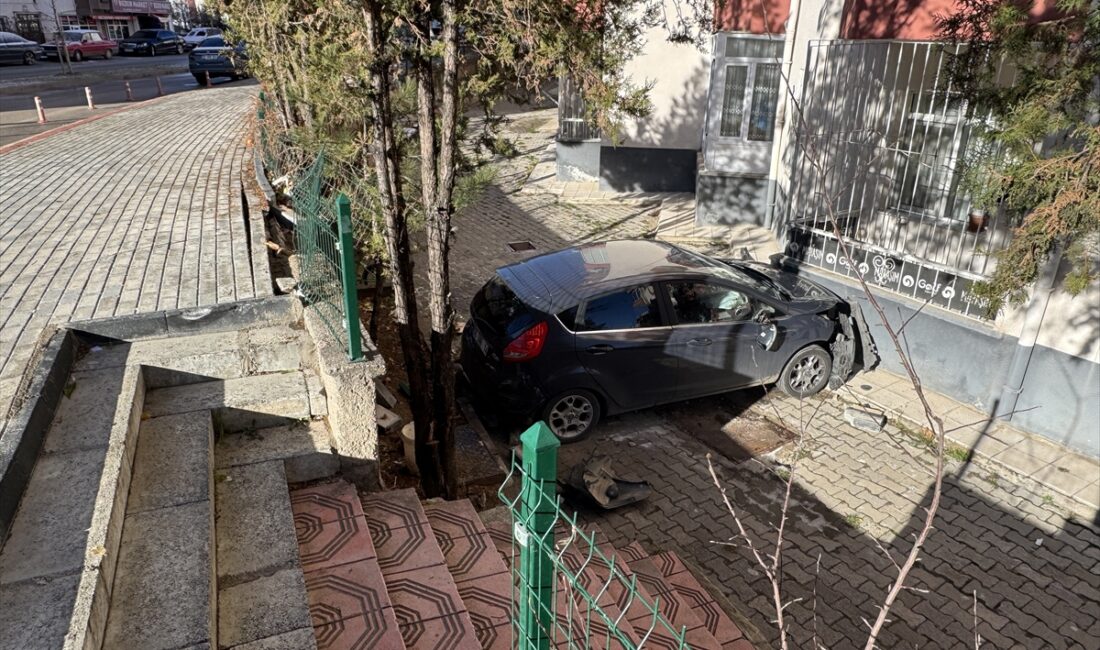 - Otomobilin düşme anı, güvenlik kamerasınca kaydedildi