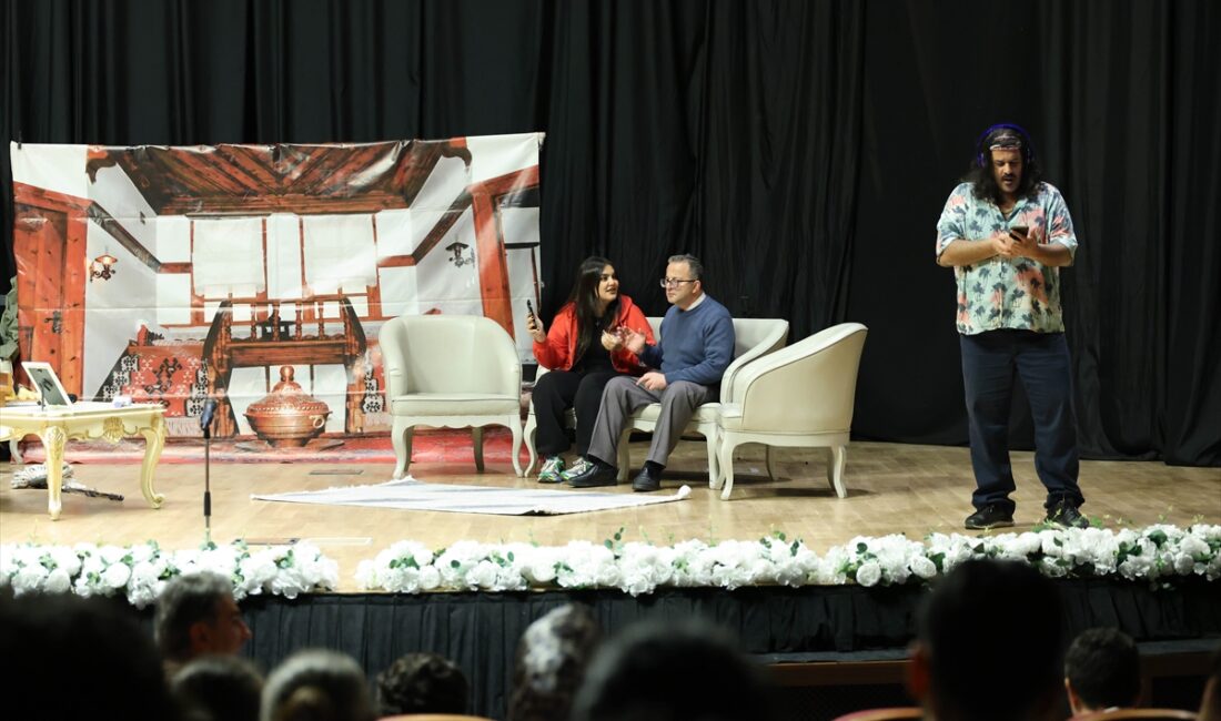 - Rektör Prof. Dr. Eyüp Debik:
- "Vaka' oyunuyla sahnelenen bu