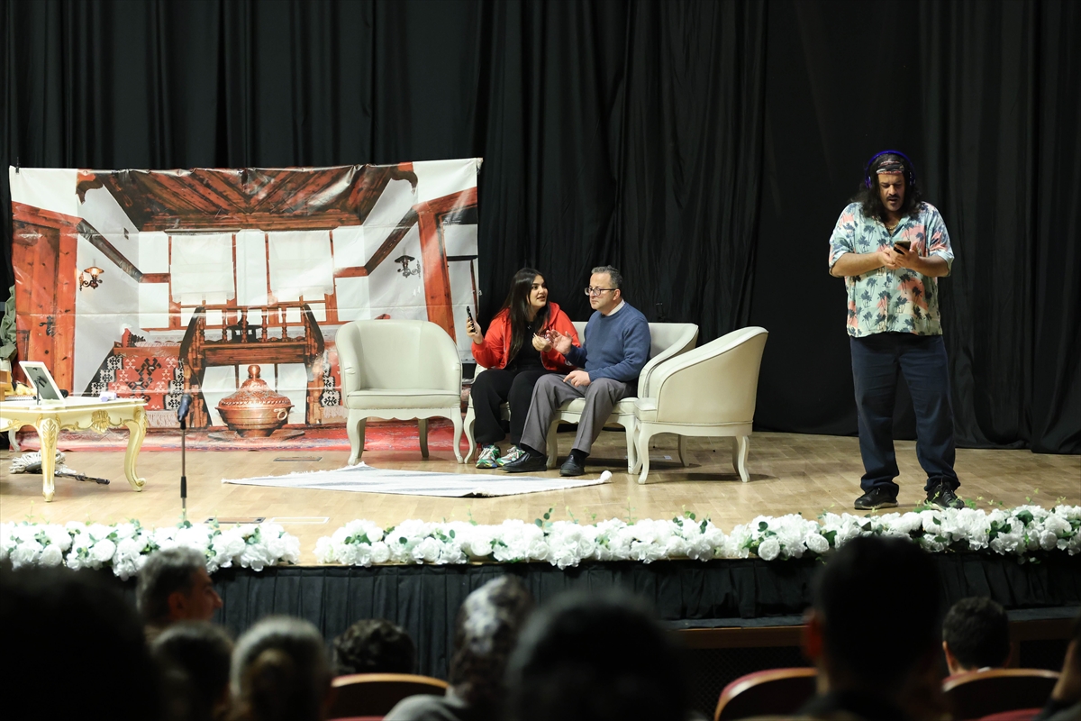 - Rektör Prof. Dr. Eyüp Debik:
- "Vaka' oyunuyla sahnelenen bu