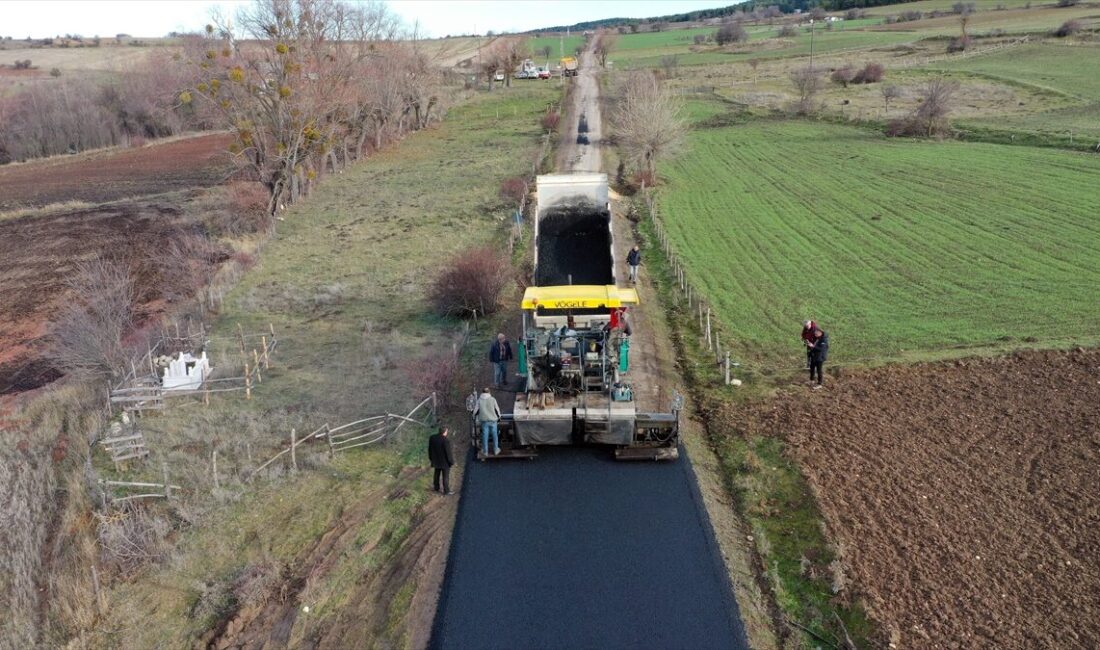 - Kastamonu'da mayıs ayında başlayan köy yollarını asfaltlama çalışmaları devam