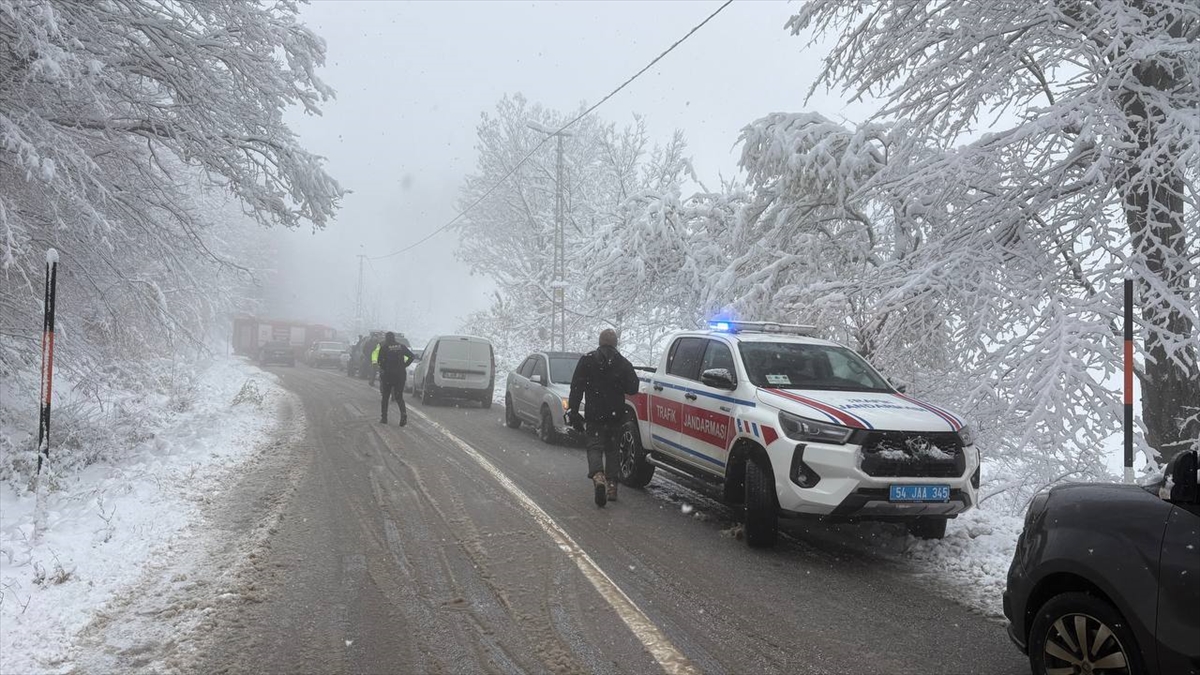 ZONGULDAK/SAKARYA (AA) – Zonguldak ve Sakarya'da kar nedeniyle kayganlaşan yolda