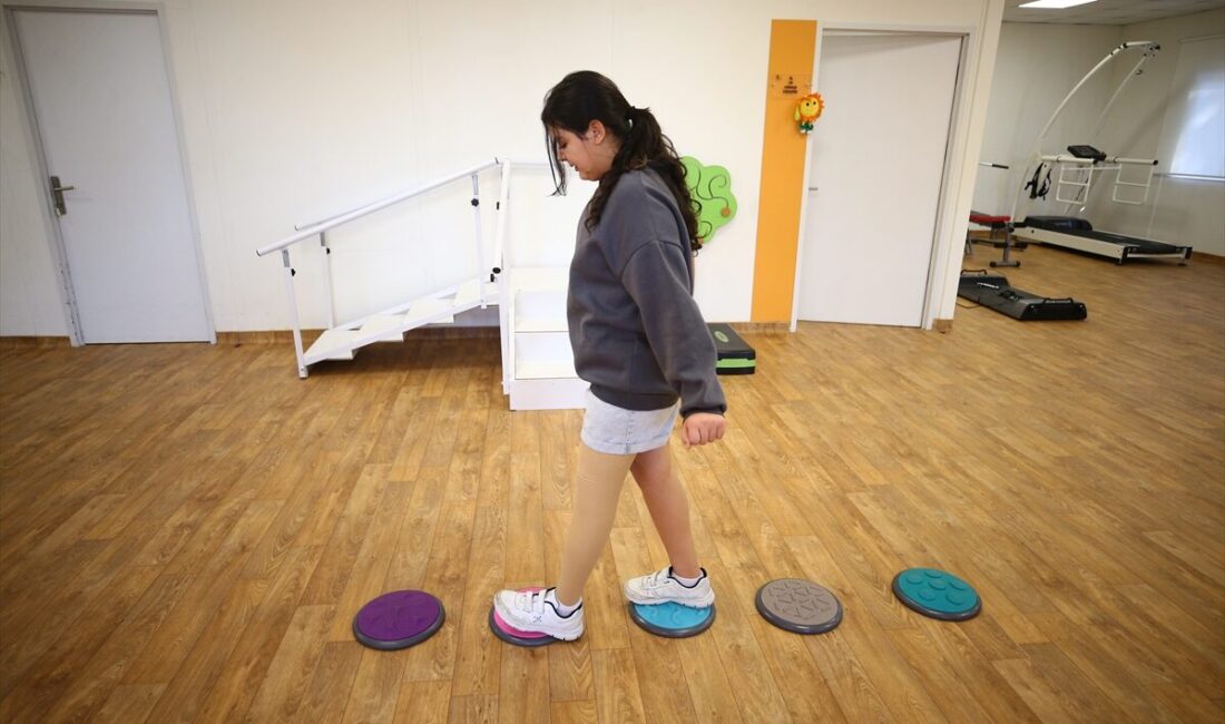 - Kahramanmaraş'ta depremde babası, ağabeyi ve ablasını kaybettiği binanın enkazından