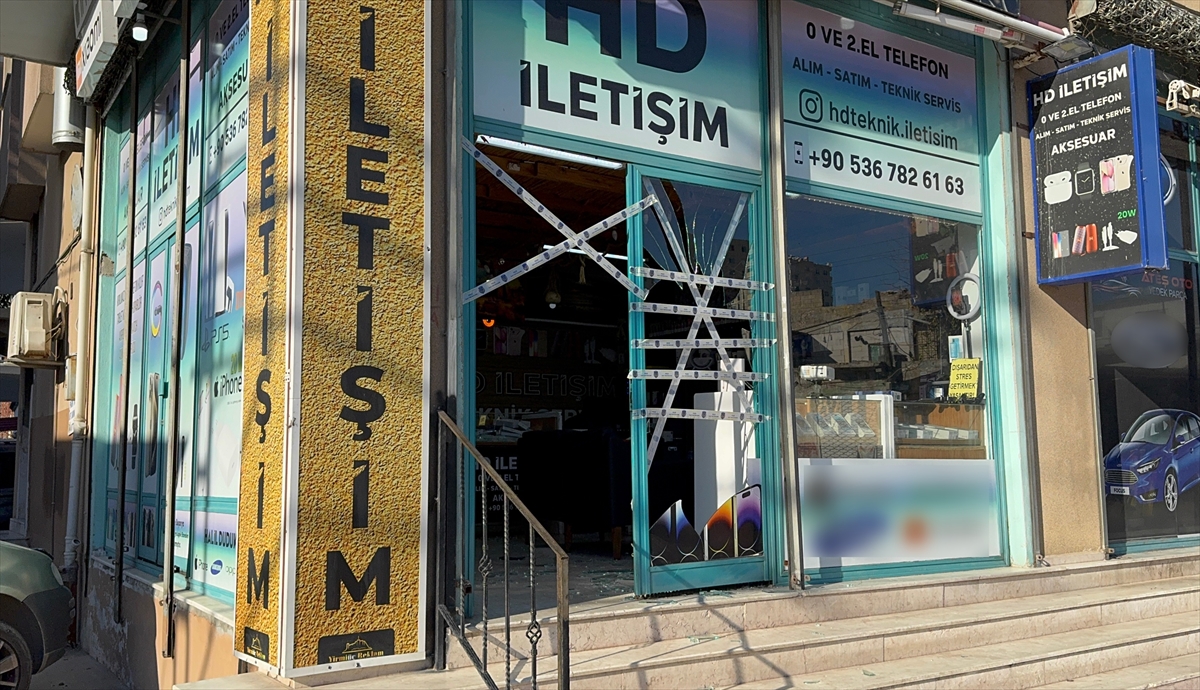 ADANA (AA) – Adana'nın merkez Seyhan ilçesinde 2 zanlının camını