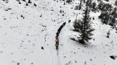 - Akdağ'ın 1700 rakımında yer alan yaylanın ziyaretçileri, çam, sedir