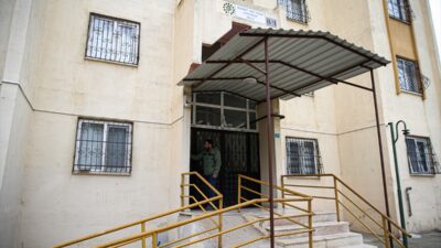 ADANA (AA) – Adana'nın Sarıçam ilçesinde kask takarak girdiği apartmanın