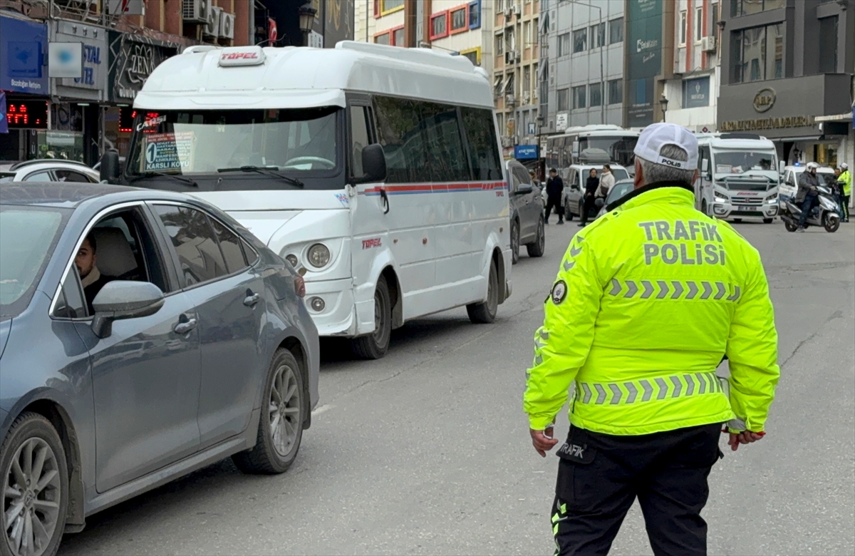 ADANA (AA) – Adana'da sivil trafik polislerince kural ihlali yaptıkları