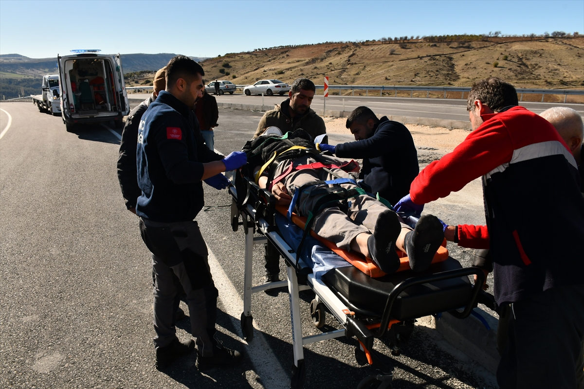 ADIYAMAN (AA) – Adıyaman'da otomobil ile hafif ticari aracın çarpışması