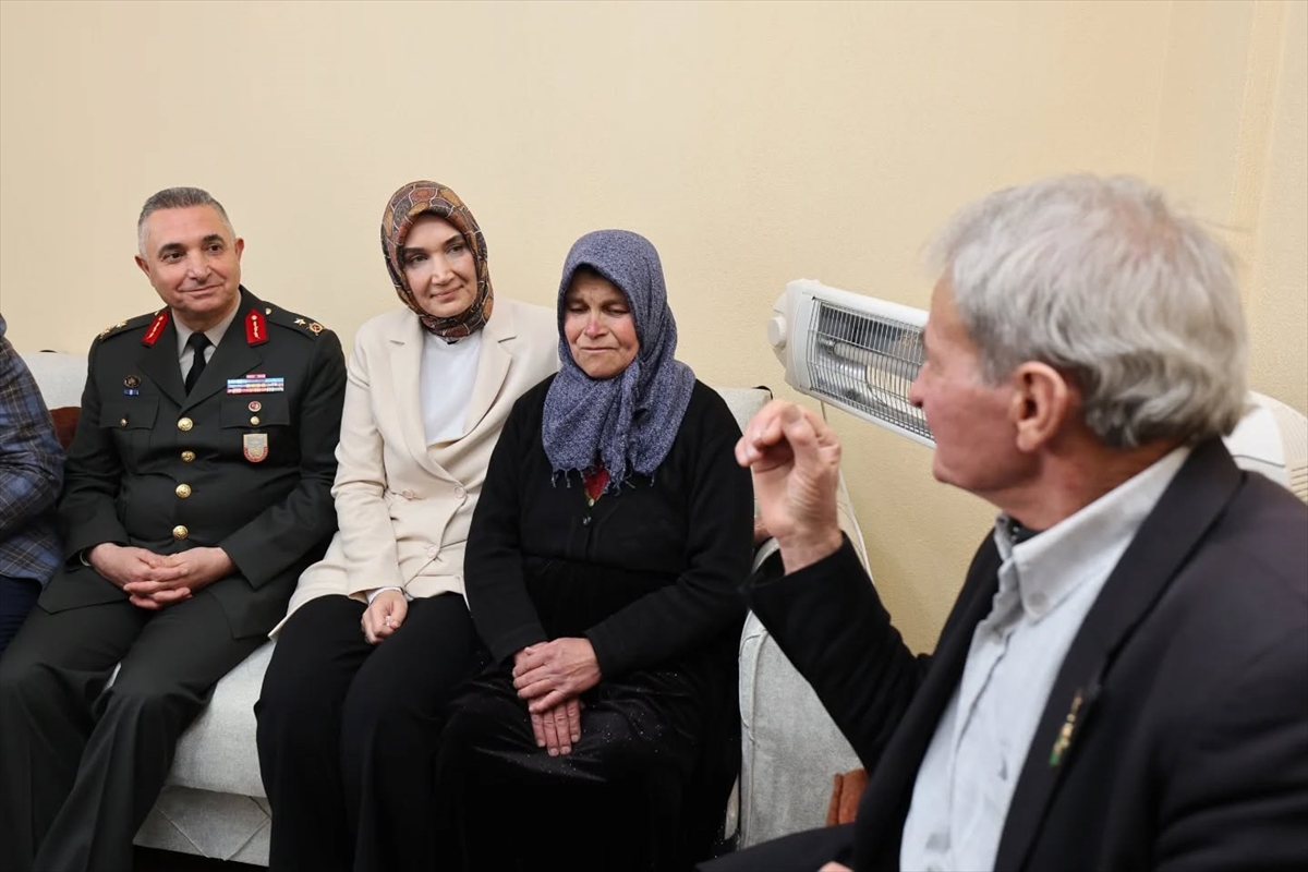 AFYONKARAHİSAR (AA) – Afyonkarahisar Valisi Kübra Güran Yiğitbaşı, Sinanpaşa ilçesinde