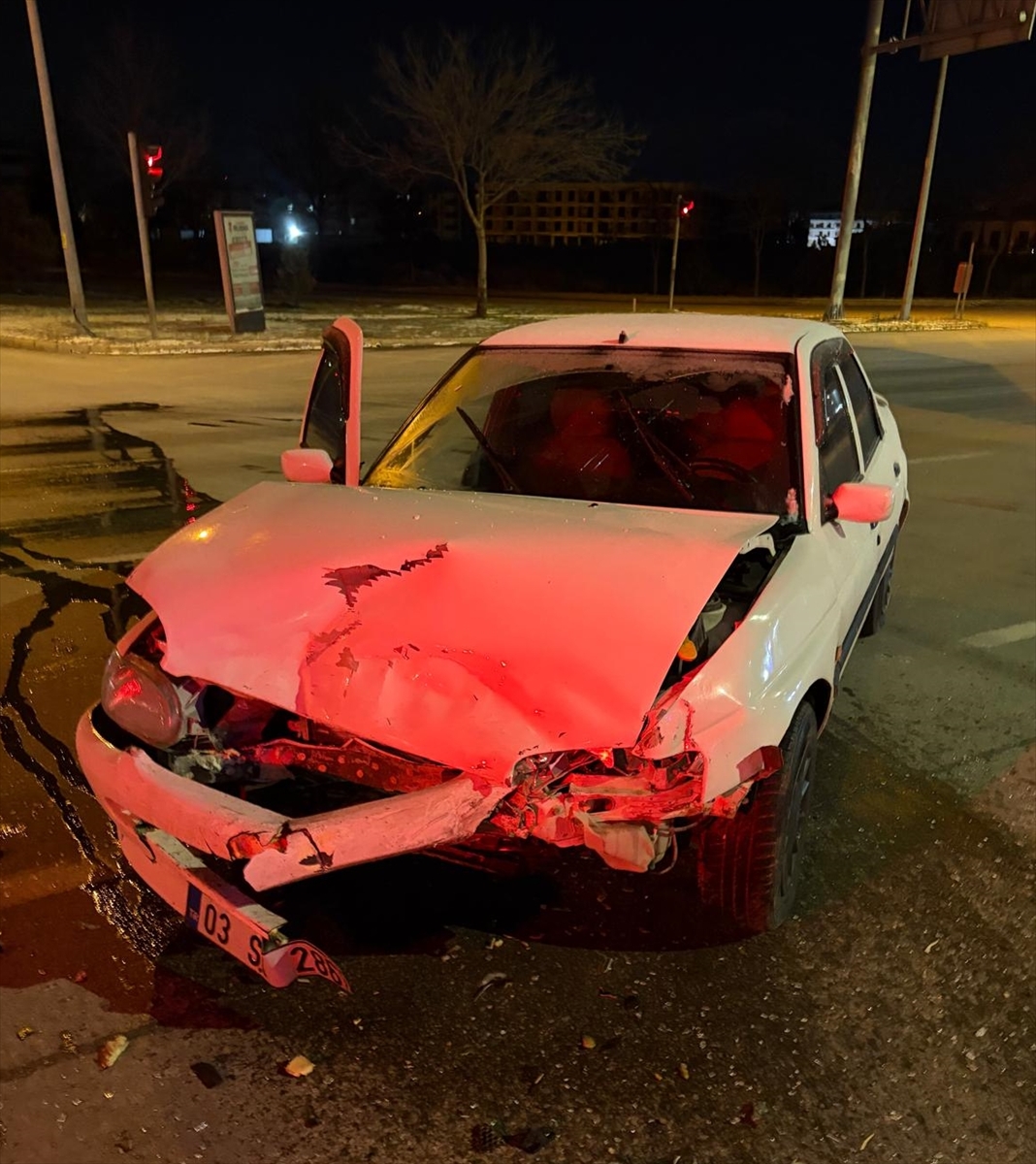 AFYONKARAHİSAR (AA) – Afyonkarahisar'da iki otomobilin çarpışması sonucu 4 kişi