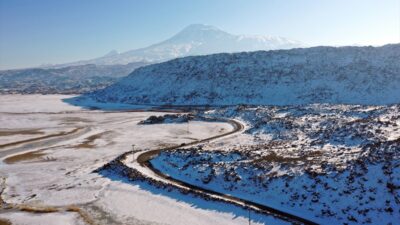 IĞDIR (AA) – Ağrı Dağı'nın eteklerini oluşturan lav kayaları, kar