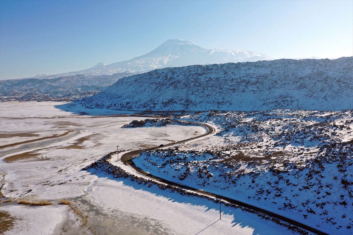 IĞDIR (AA) – Ağrı Dağı'nın eteklerini oluşturan lav kayaları, kar