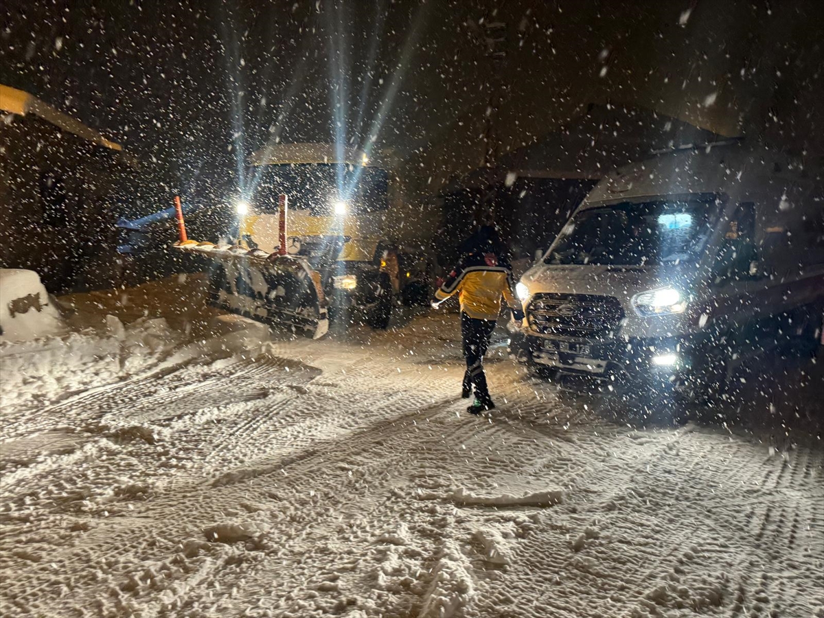 AĞRI (AA) – Ağrı'nın Patnos ilçesinde yolu kardan kapanan köyde