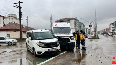 ​​​​​​​AKSARAY (AA) – Aksaray'da ambulans ile hafif ticari aracın çarpıştığı