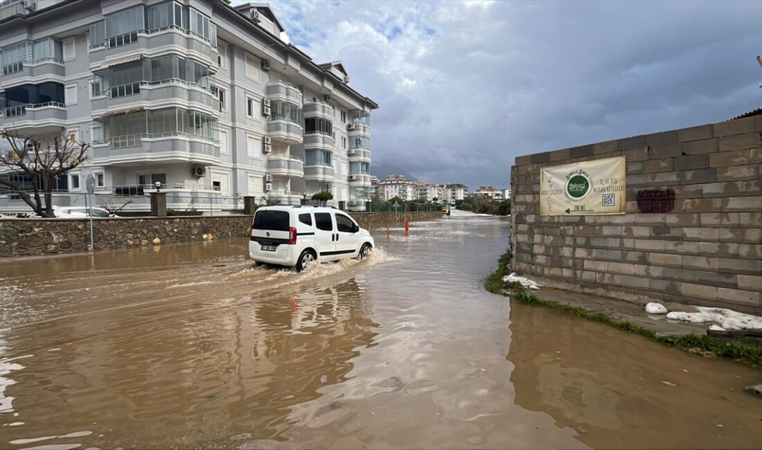 ANTALYA (AA) – Antalya'nın Alanya ilçesinde sağanak ve dolu hayatı