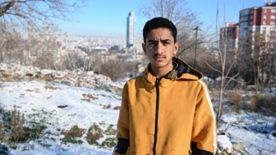 ANKARA AA – Ankara'nın Altındağ ilçesinde okuldan dönerken sahipsiz köpeklerinin