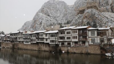 AMASYA (AA) – Amasya ve ilçelerinde kar etkili oluyor. Kar