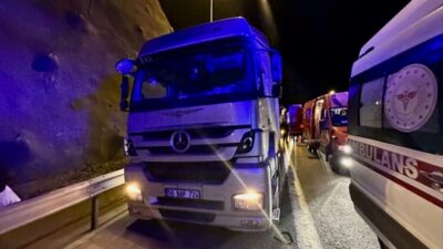 DÜZCE (AA) – Anadolu Otoyolu Düzce geçişinde tıra çarpan yolcu