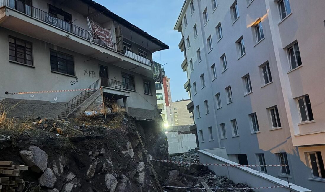 ANKARA (AA) – Ankara'nın Altındağ ilçesinde bitişiğindeki parselde yürütülen inşaat