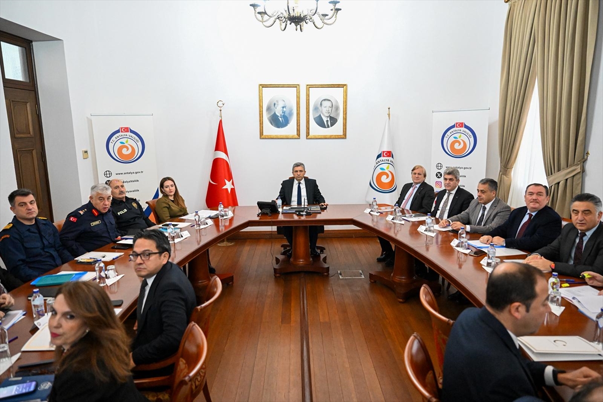 - Kentte etkisini sürdüren olumsuz hava şartları nedeniyle 4 bin