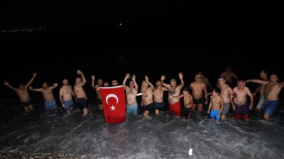ANTALYA (AA) – Antalya'da bazı vatandaşlar 2026 yılını gece denize