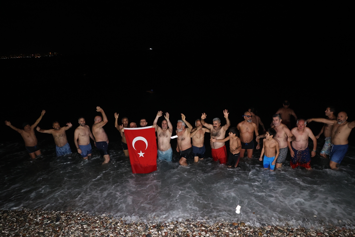 ANTALYA (AA) – Antalya'da bazı vatandaşlar 2026 yılını gece denize